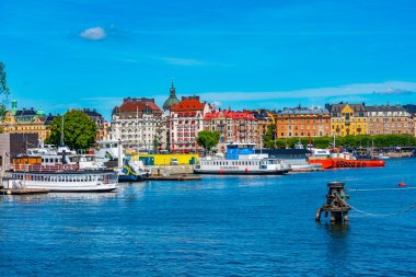 Stockholm, İsveç, 2 Ağustos 2022: Stockholm, İsveç 'teki Skeppsholmen Adası' nda marina manzarası.