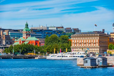 Stockholm, İsveç, 2 Ağustos 2022: Stockholm rıhtımı ve yanında İsveç 'te güzel eski evler.