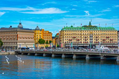 Stockholm, İsveç, 2 Ağustos 2022: Stockholm rıhtımı ve yanında İsveç 'te güzel eski evler.