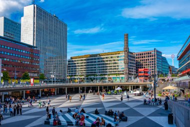Stockholm, İsveç, 2 Ağustos 2022: İnsanlar Stockholm, İsveç 'teki Sergels Torg Meydanı' nda geziniyor.
