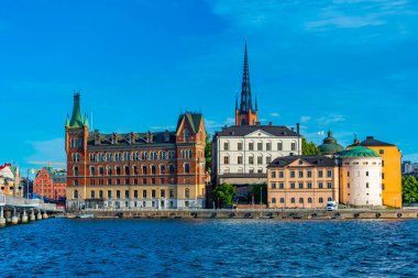Stockholm, İsveç, 2 Ağustos 2022: Gamla Stan Stockholm, İsveç 'teki Riddarholmskyrkan kilisesi tarafından yönetilen eski kasaba.