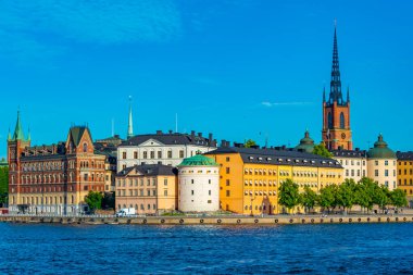 Stockholm, İsveç, 2 Ağustos 2022: Gamla Stan Stockholm, İsveç 'teki Riddarholmskyrkan kilisesi tarafından yönetilen eski kasaba.