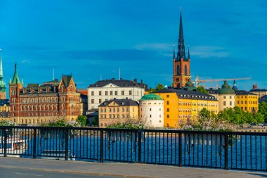 Stockholm, İsveç, 2 Ağustos 2022: Gamla Stan Stockholm, İsveç 'teki Riddarholmskyrkan kilisesi tarafından yönetilen eski kasaba.