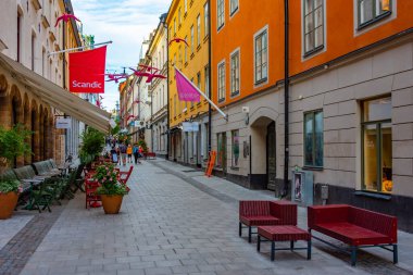 Stockholm, İsveç, 2 Ağustos 2022: İnsanlar Stockholm, İsveç 'in merkezinde işlek bir caddede geziniyorlar.