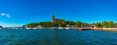 Naantali, Finlandiya, 29 Temmuz 2022: Finlandiya 'da marina üzerinde Naantali kilisesi.