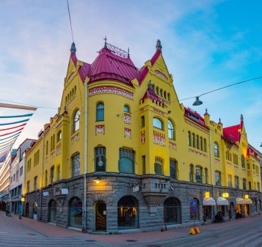 Tampere, Finlandiya, 21 Temmuz 2022: Tampere, Finlandiya 'da Hameenkatu Caddesi' nin gün batımı manzarası.