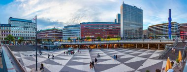 Stockholm, İsveç, 2 Ağustos 2022: İnsanlar Stockholm, İsveç 'teki Sergels Torg Meydanı' nda geziniyor.