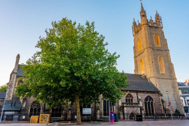 Cardiff, Galler, 15 Eylül 2022: Galler 'in başkenti Cardiff' teki Aziz John Baptist Kilisesi 'nin günbatımı.