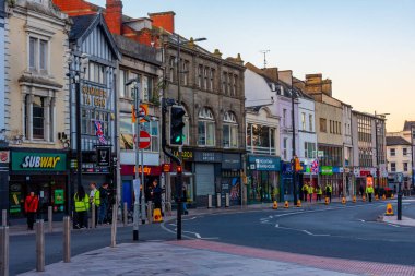 Cardiff, Galler, 15 Eylül 2022: Galler 'in başkenti Cardiff' te günbatımı manzarası.