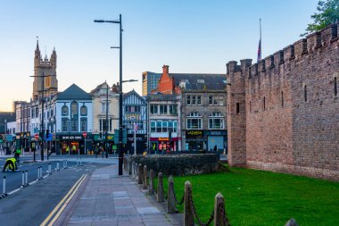 Cardiff, Galler, 15 Eylül 2022: Galler 'in başkenti Cardiff' in merkezindeki bir caddenin gün batımı manzarası.