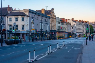 Cardiff, Galler, 15 Eylül 2022: Galler 'in başkenti Cardiff' in merkezindeki bir caddenin gün batımı manzarası.