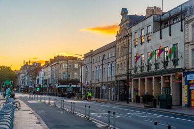 Cardiff, Galler, 15 Eylül 2022: Galler 'in başkenti Cardiff' in merkezindeki bir caddenin gün batımı manzarası.