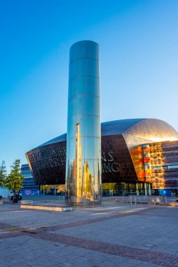 Cardiff, Galler, 15 Eylül 2022: Galler 'in başkenti Cardiff' teki Galler Milenyum Merkezi 'nin günbatımı.