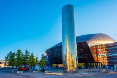 Cardiff, Galler, 15 Eylül 2022: Galler 'in başkenti Cardiff' teki Galler Milenyum Merkezi 'nin günbatımı.