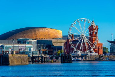 Cardiff, Wales, 16 Eylül 2022: Cardiff Körfezi 'nin Skyline' ı ve Galler 'deki Denizkızı Quay, İngiltere.