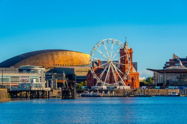 Cardiff, Wales, 16 Eylül 2022: Cardiff Körfezi 'nin Skyline' ı ve Galler 'deki Denizkızı Quay, İngiltere.
