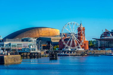 Cardiff, Wales, 16 Eylül 2022: Cardiff Körfezi 'nin Skyline' ı ve Galler 'deki Denizkızı Quay, İngiltere.