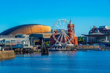 Cardiff, Wales, 16 Eylül 2022: Cardiff Körfezi 'nin Skyline' ı ve Galler 'deki Denizkızı Quay, İngiltere.