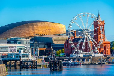 Cardiff, Wales, 16 Eylül 2022: Cardiff Körfezi 'nin Skyline' ı ve Galler 'deki Denizkızı Quay, İngiltere.