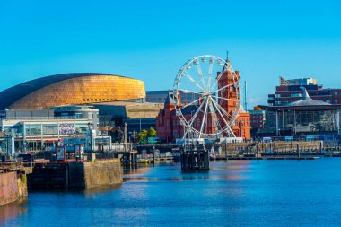 Cardiff, Wales, 16 Eylül 2022: Cardiff Körfezi 'nin Skyline' ı ve Galler 'deki Denizkızı Quay, İngiltere.