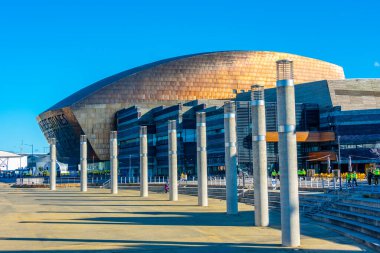 Cardiff, Galler, 16 Eylül 2022: Galler 'in başkenti Cardiff' teki Roald Dahl Plass ve Galler Milenyum Merkezi.