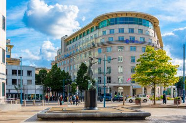 Cardiff, Galler, 16 Eylül 2022: Galler 'in başkenti Cardiff' in merkezindeki bir caddenin görüntüsü.