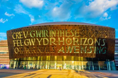 Cardiff, Galler, 16 Eylül 2022: Galler 'in başkenti Cardiff' teki Galler Milenyum Merkezi 'nin günbatımı.