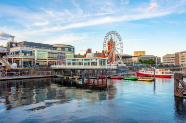 Cardiff, Wales, 16 Eylül 2022: Cardiff Körfezi 'nin günbatımı ve Galler' deki Denizkızı İskelesi, İngiltere.