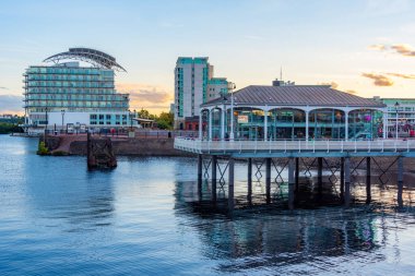 Cardiff, Galler, 16 Eylül 2022 Galler 'in başkenti Cardiff' teki Cardiff körfezindeki bir kafede..