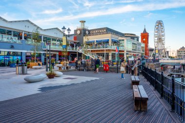 Cardiff, Galler, 16 Eylül 2022: Galler 'in başkenti Cardiff' teki Denizkızı Quay 'daki restoranlar.