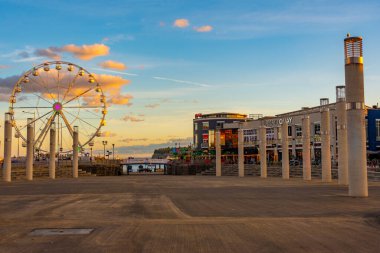 Cardiff, Galler, 16 Eylül 2022: Galler 'in başkenti Cardiff' teki Denizkızı Quay 'da Roald Dahl plaketi.