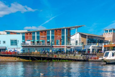 Cardiff, Galler, 17 Eylül 2022: Galler 'in başkenti Cardiff' teki Denizkızı Quay 'daki restoranlar.