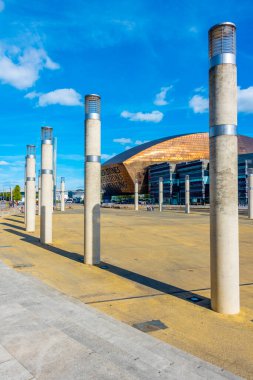 Cardiff, Wales, 17 Eylül 2022: Galler 'in başkenti Cardiff' teki Roald Dahl Plass ve Galler Milenyum Merkezi.