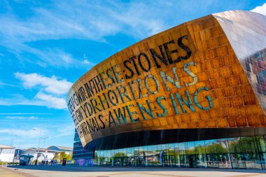 Cardiff, Wales, 17 Eylül 2022: Galler 'in başkenti Cardiff' teki Roald Dahl Plass ve Galler Milenyum Merkezi.