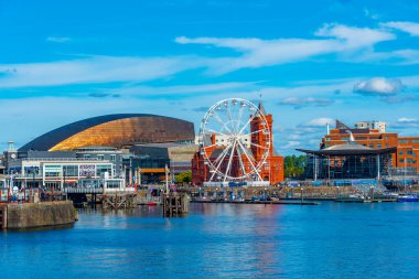 Cardiff, Wales, 17 Eylül 2022: Cardiff Körfezi 'nin Skyline' ı ve Galler, İngiltere 'deki Denizkızı Quay.