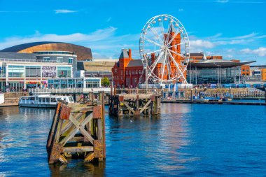 Cardiff, Wales, 17 Eylül 2022: Cardiff Körfezi 'nin Skyline' ı ve Galler, İngiltere 'deki Denizkızı Quay.
