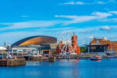Cardiff, Wales, 17 Eylül 2022: Cardiff Körfezi 'nin Skyline' ı ve Galler, İngiltere 'deki Denizkızı Quay.