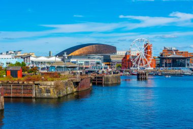 Cardiff, Wales, 17 Eylül 2022: Cardiff Körfezi 'nin Skyline' ı ve Galler, İngiltere 'deki Denizkızı Quay.