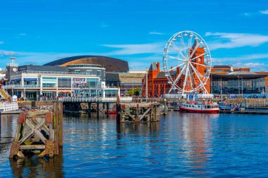 Cardiff, Wales, 17 Eylül 2022: Cardiff Körfezi 'nin Skyline' ı ve Galler, İngiltere 'deki Denizkızı Quay.