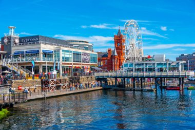 Cardiff, Galler, 17 Eylül 2022: Galler 'in başkenti Cardiff' teki Denizkızı Quay 'daki restoranlar.