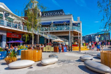 Cardiff, Galler, 17 Eylül 2022: Galler 'in başkenti Cardiff' teki Denizkızı Quay 'daki restoranlar.