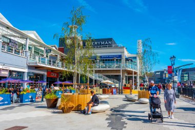 Cardiff, Galler, 17 Eylül 2022: Galler 'in başkenti Cardiff' teki Denizkızı Quay 'daki restoranlar.