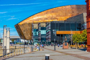 Cardiff, Wales, 17 Eylül 2022: Galler 'in başkenti Cardiff' teki Roald Dahl Plass ve Galler Milenyum Merkezi.
