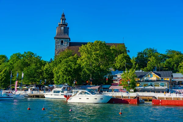 Naantali, Finlandiya, 29 Temmuz 2022: Finlandiya 'da marina üzerinde Naantali kilisesi.