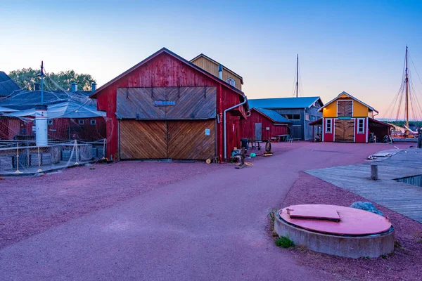 Mariehamn, Finlandiya, 31 Temmuz 2022: Finlandiya 'nın Aland Adaları' nda Mariehamn 'da Sjokvarteret' in günbatımı hava müzesi.