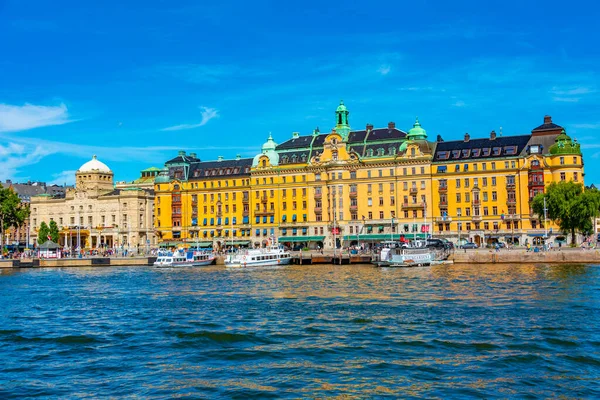 Sztokholm Szwecja Sierpnia 2022 Wybrzeże Sztokholmu Pięknymi Starymi Domami Rozciągniętymi — Zdjęcie stockowe