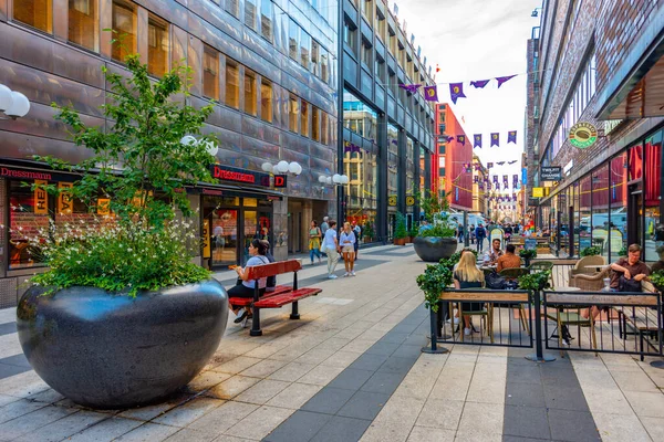 2022年8月2日 瑞典斯德哥尔摩 人们在瑞典斯德哥尔摩市中心一条繁忙的街道上漫步 — 图库照片