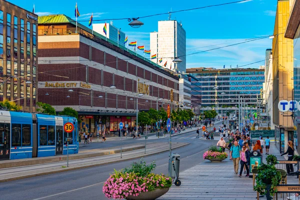 スウェーデン ストックホルム2022年8月2日スウェーデン ストックホルム中心部の賑やかな通りを人々が歩いています — ストック写真
