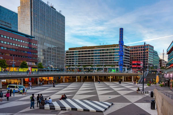 Estocolmo Suecia Agosto 2022 Gente Está Paseando Por Plaza Sergels — Foto de Stock