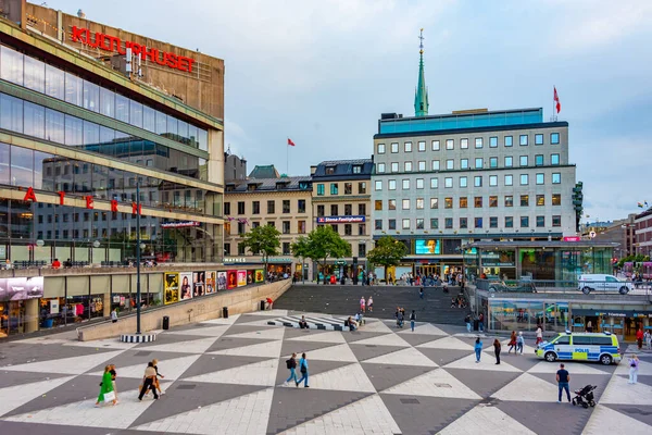 Estocolmo Suecia Agosto 2022 Gente Está Paseando Por Plaza Sergels — Foto de Stock